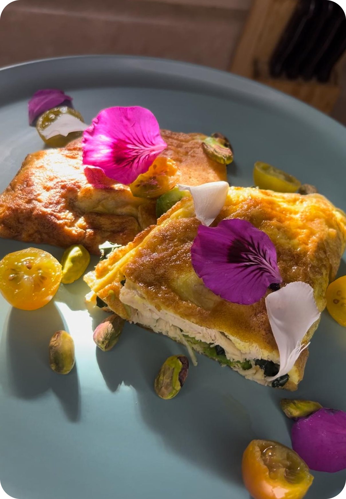 Plato de cocina consciente decorado con flores comestibles